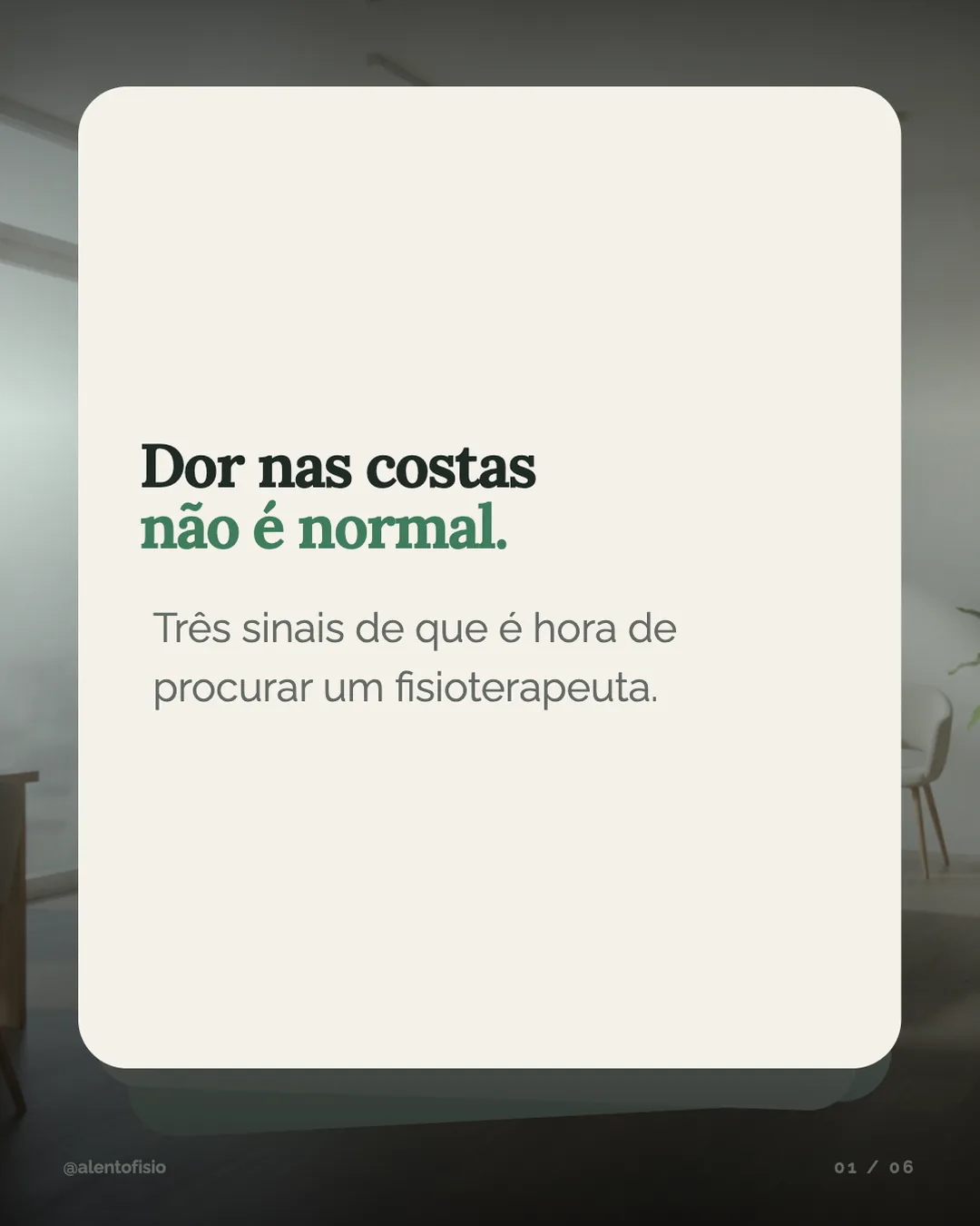 Capa de carrossel no template Cartões Suaves: "Dor nas costas não é normal." em serifa, com "não é normal." em verde, num cartão creme sobre foto desfocada de uma clínica de fisioterapia